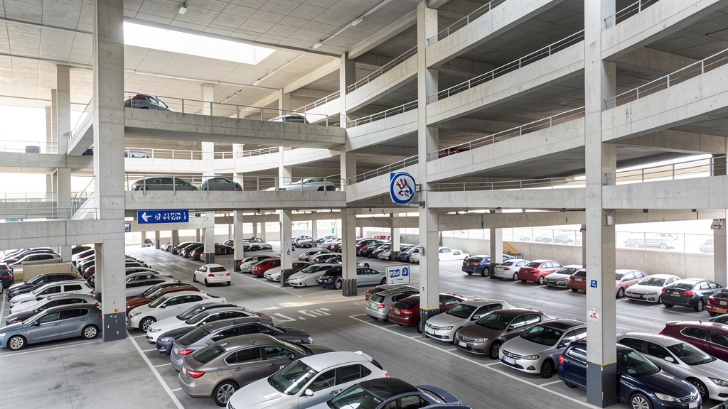 Parcheggio multipiano di un aeroporto con file di auto in sosta